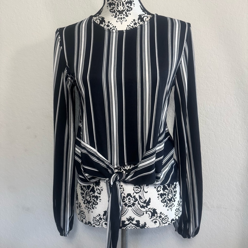 Forever 21 Women's Crop Top Striped Size M Medium Long Sleeve B/W Front Tie